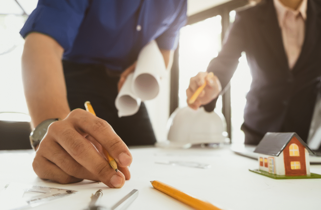 Training professionals on energy-saving underfloor insulation systems.