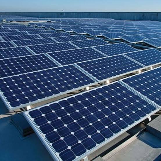 Commercial solar panels installation helping UK businesses reduce energy costs and carbon emissions